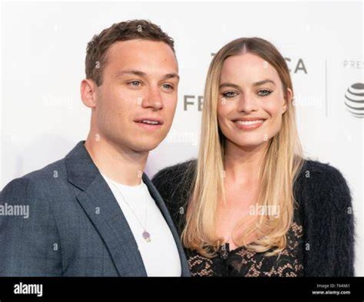 Finn Cole Margot Robbie
