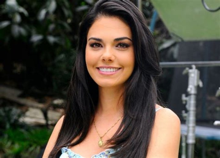 Livia Brito se muestra ejercitando sus gl&uacute;teos con ligas y usando